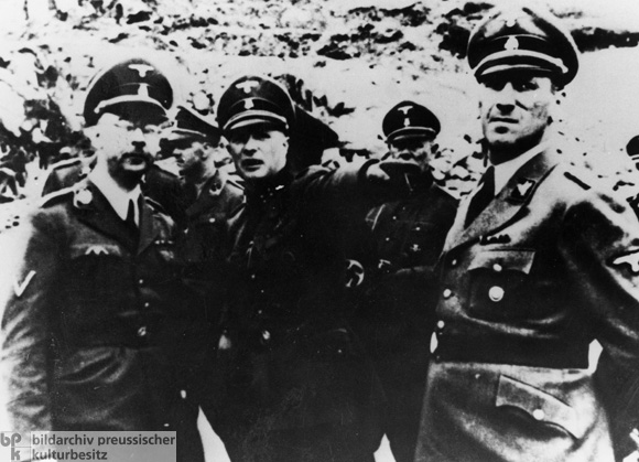 Heinrich Himmler, Franz Ziereis und Ernst Kaltenbrunner (v.l.) bei einer Besichtigung des Konzentrationslagers Mauthausen (April 1941)